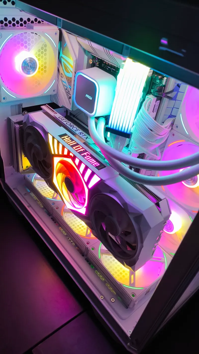 PC branco com GeForce RTX Hall of Fame e fans RGB montado pela Gear UP